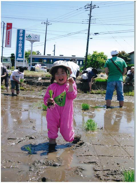 優秀賞 (君津市議会議長賞) 「この位を植えまーす。」 貂革久美子