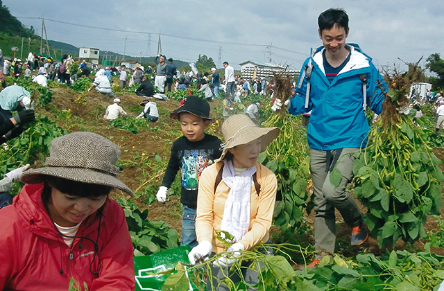 君津市認定農業者協議会長賞 「賑わう収穫祭」  君津市　岡田志郎 