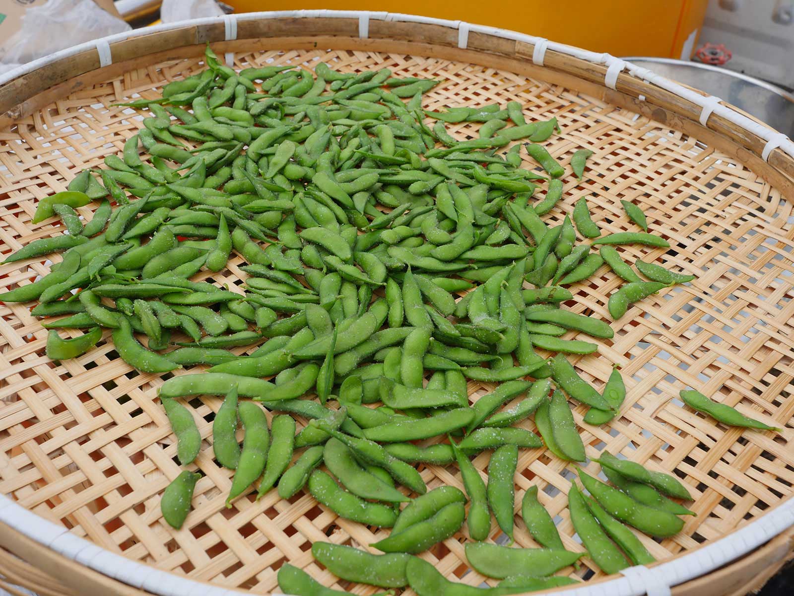 竹ざるに広げられた茹でたての小糸在来の枝豆