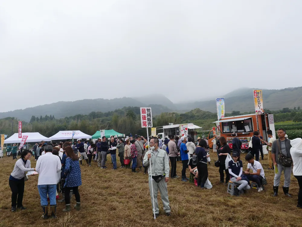 昨年のキッチンカーや出店の周りでにぎわう会場