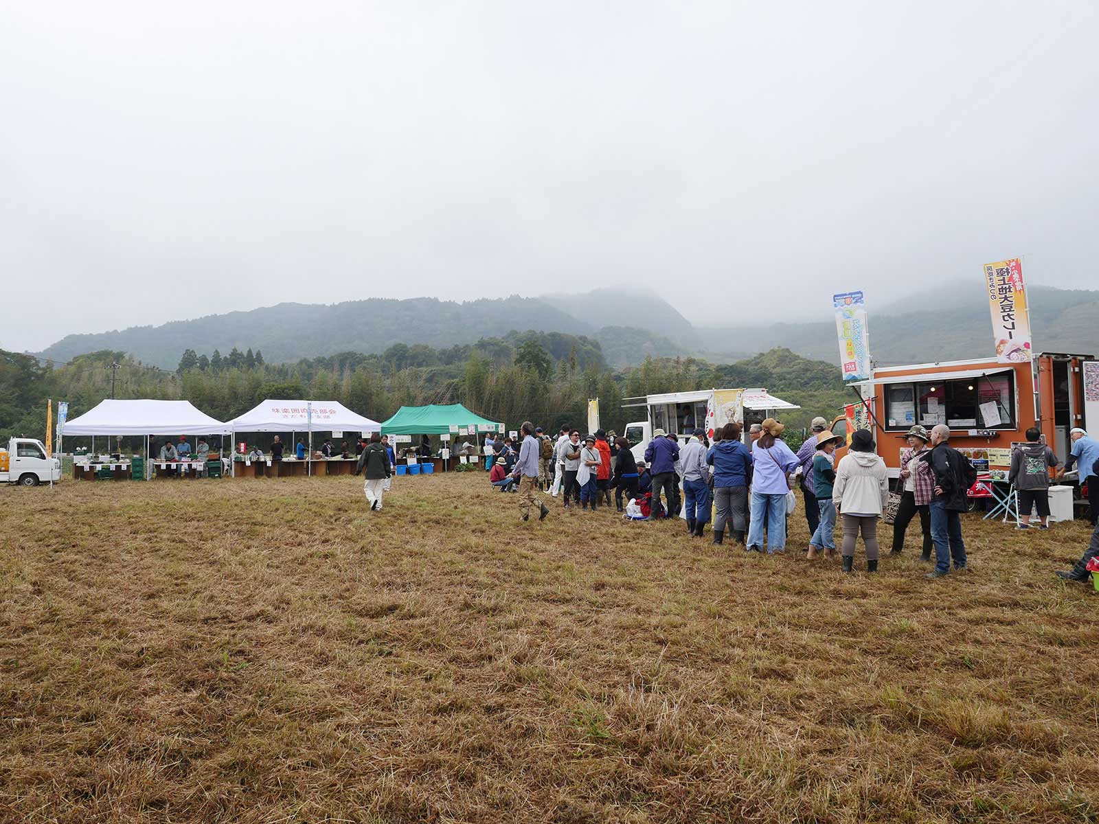 キッチンカーや農産物販売でにぎわう枝豆収穫祭の会場